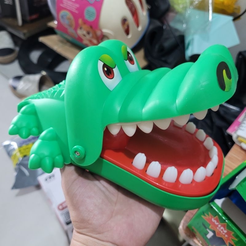 Đồ Chơi Khủng Long Cắn Tay Dùng Pin Có Âm Thanh Rùng Rợn