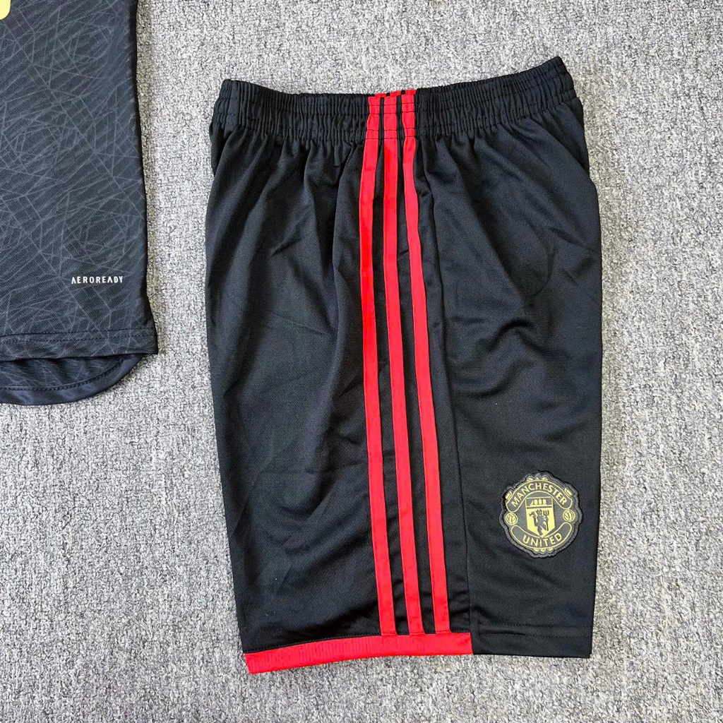 Áo bóng đá mu 23/24 black màu đen vải spf thái logo thêu sọc đỏ hoạ tiết vàng 2023 2024