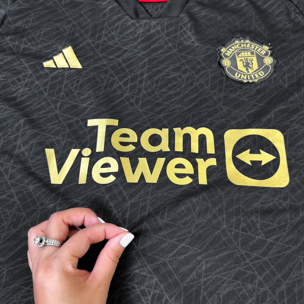 Áo bóng đá mu 23/24 black màu đen vải spf thái logo thêu sọc đỏ hoạ tiết vàng 2023 2024