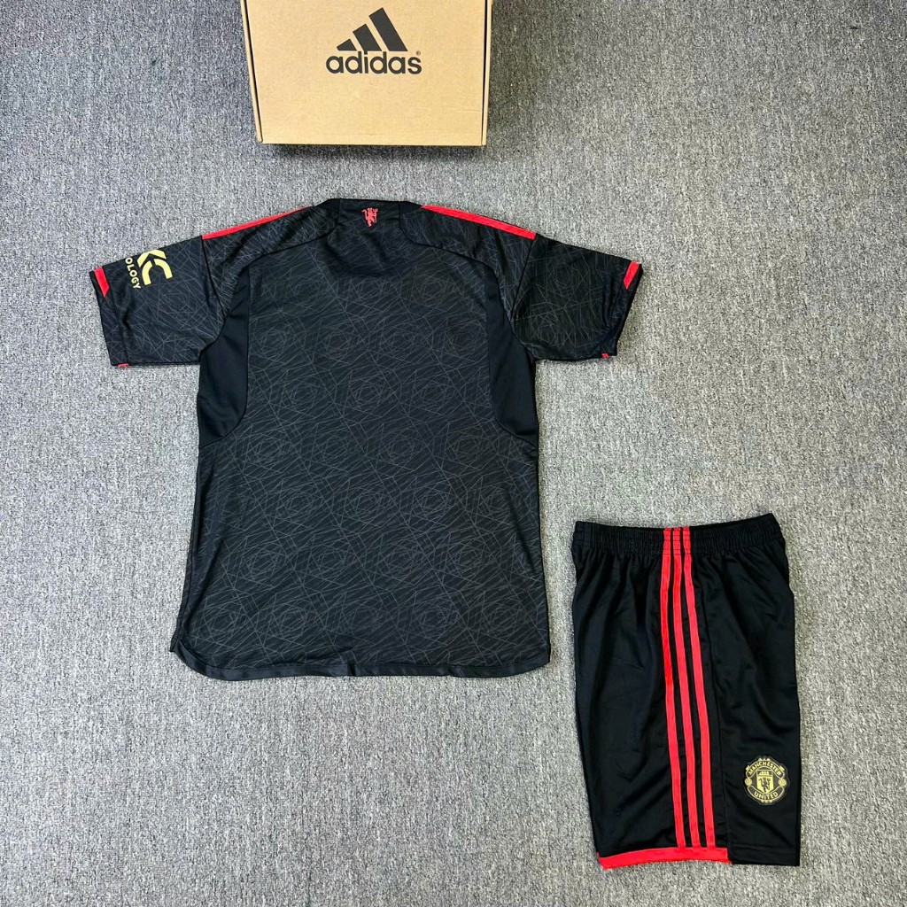 Áo bóng đá mu 23/24 black màu đen vải spf thái logo thêu sọc đỏ hoạ tiết vàng 2023 2024