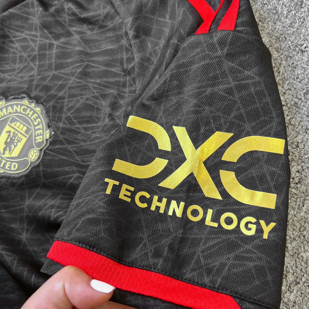 Áo bóng đá mu 23/24 black màu đen vải spf thái logo thêu sọc đỏ hoạ tiết vàng 2023 2024