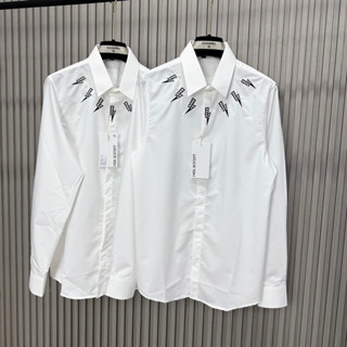 Áo sơ mi trắng nam dài tay Neil Barrett thêu hình tia sét quanh cổ vải lụa trơn đơn giản basic SM82P