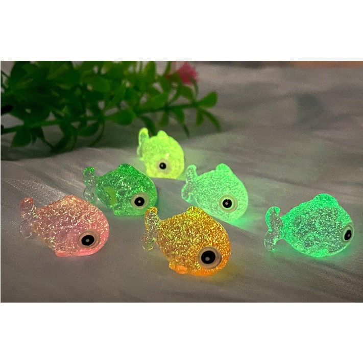 Charm dạ quang tượng cá phát sáng dễ thương để bàn, decor terrarium
