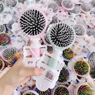 1 lược chải tóc dạng tròn có 1 mặt gương