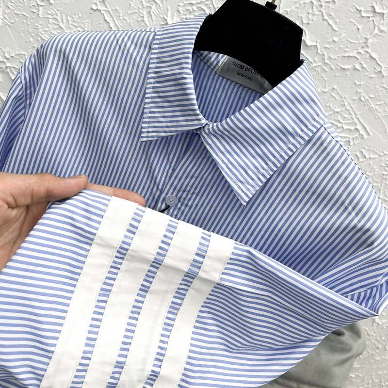 Áo SơMi Kẻ Nam Nữ Dài Tay Thome Sọc Xanh Trắng Thêu 4 Vạch Kẻ Trắng Ống Tay Logo Chữ Bụng Cho Các Boy Phố Đi Học