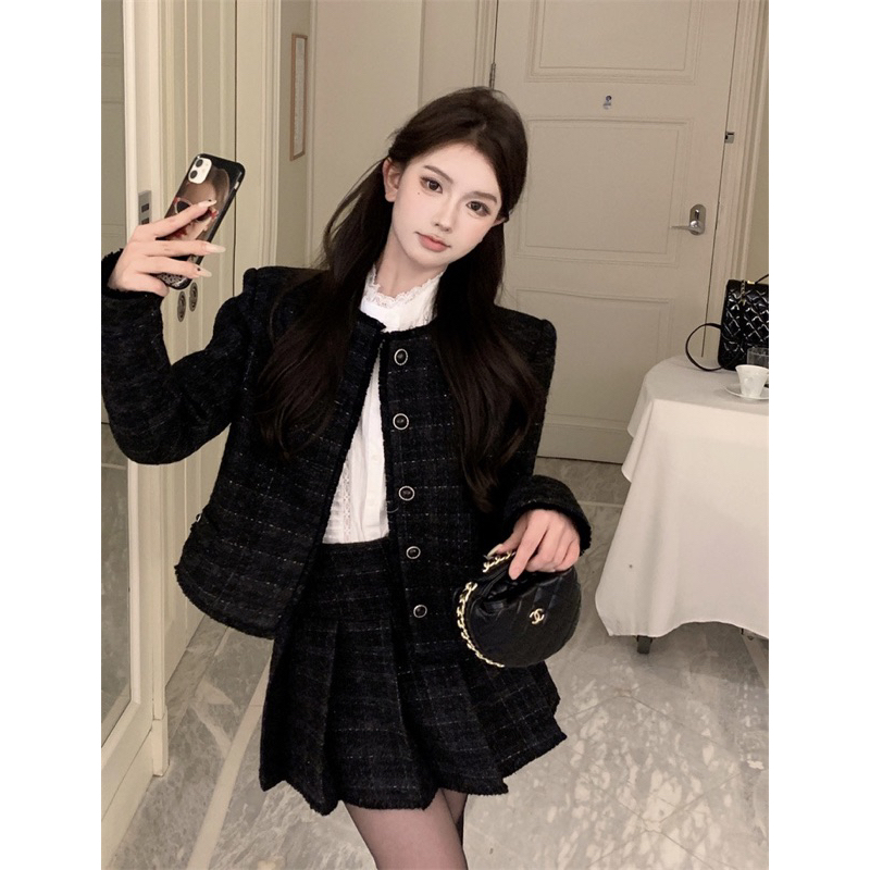 Set dạ tweed áo khoác kẻ dáng ngắn phối viền tua rua, kèm chân váy xếp li