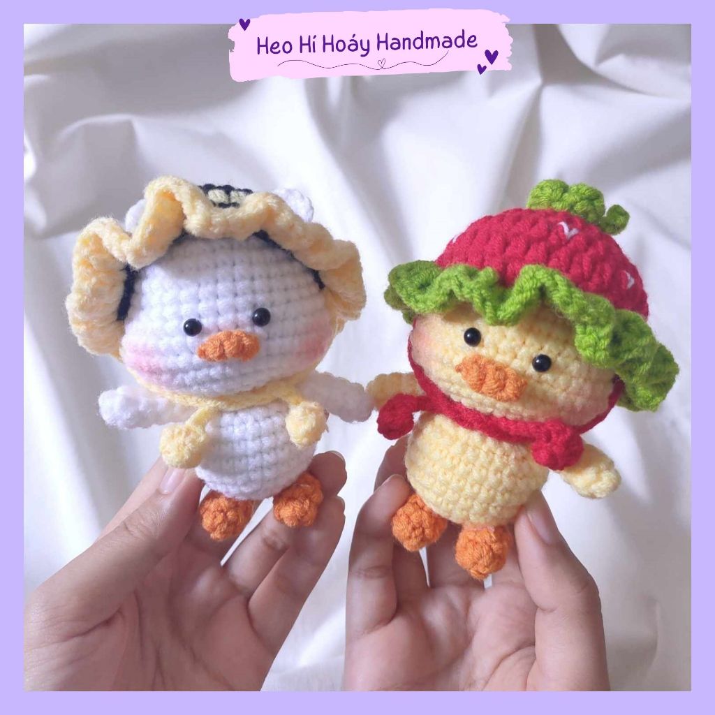Móc khóa len vịt đội mũ ong / mũ dâu by Heo Hí Hoáy
