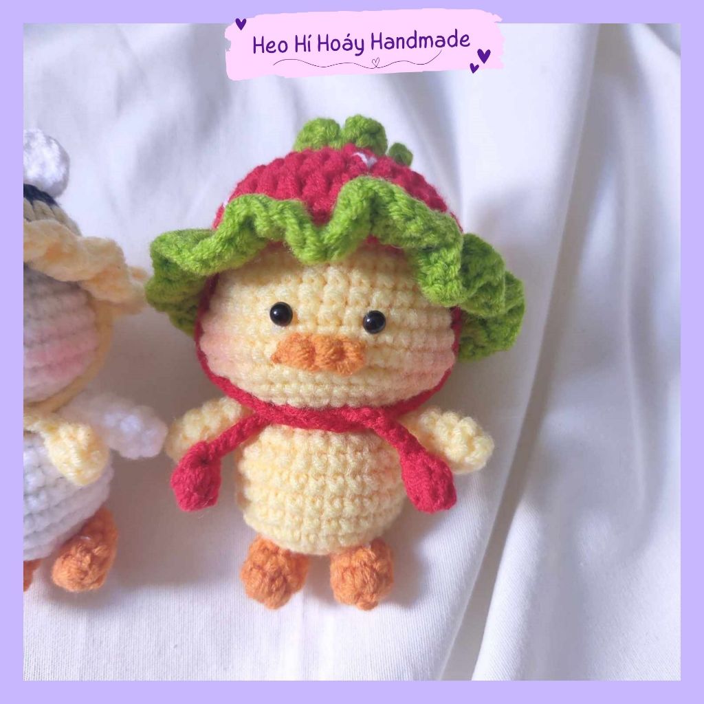 Móc khóa len vịt đội mũ ong / mũ dâu by Heo Hí Hoáy