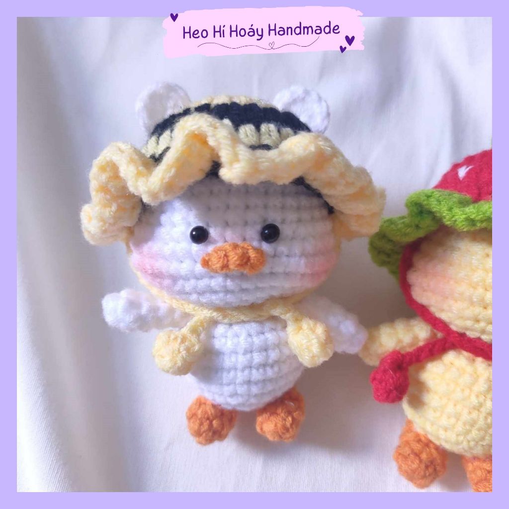 Móc khóa len vịt đội mũ ong / mũ dâu by Heo Hí Hoáy