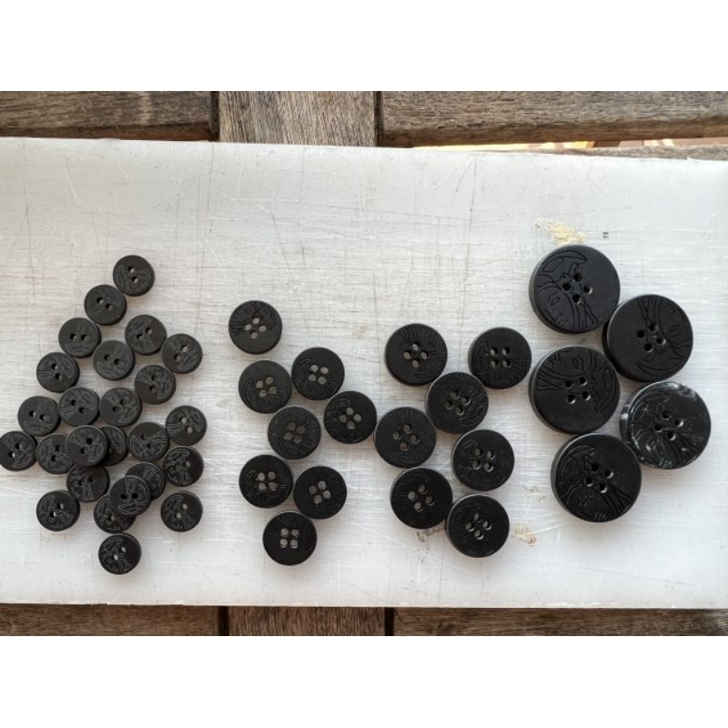 Nút  áo quần Versace