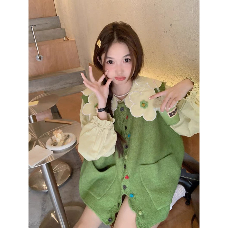 Áo gile xanh lá trơn cúc nhiều màu và áo sơmi cổ bèo hoạ tiết hoa