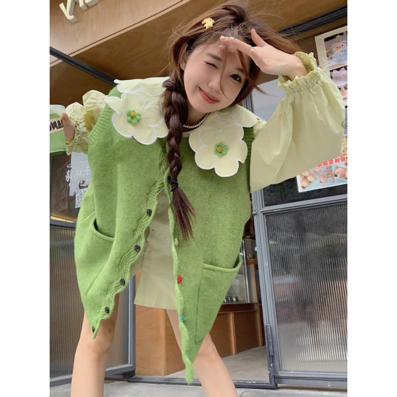 Áo gile xanh lá trơn cúc nhiều màu và áo sơmi cổ bèo hoạ tiết hoa
