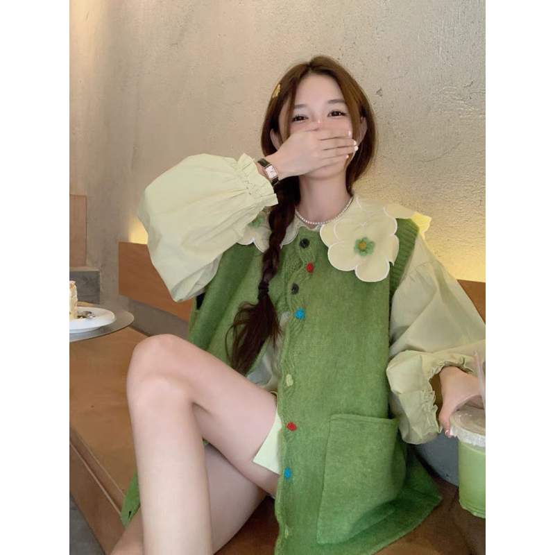 Áo gile xanh lá trơn cúc nhiều màu và áo sơmi cổ bèo hoạ tiết hoa