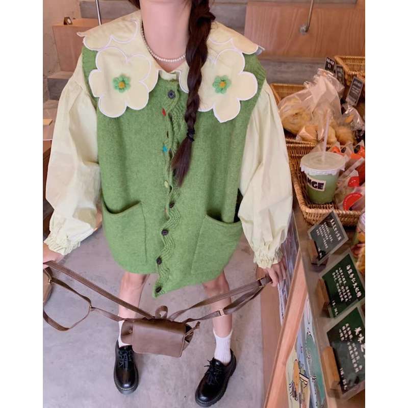 Áo gile xanh lá trơn cúc nhiều màu và áo sơmi cổ bèo hoạ tiết hoa
