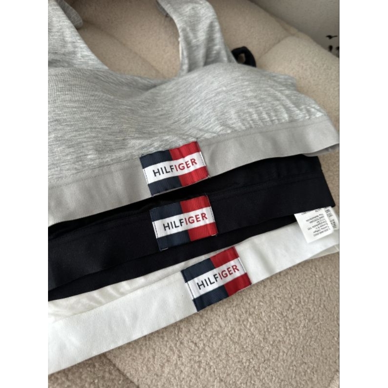 Set 2 áo bra tập Tommy. - dư xịn VNXK