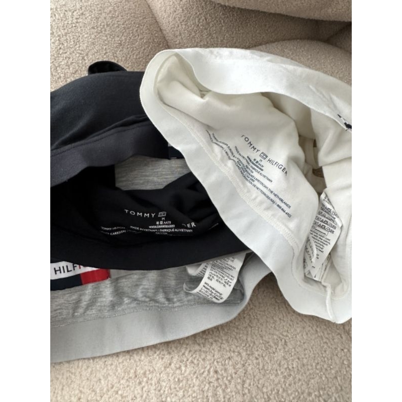 Set 2 áo bra tập Tommy. - dư xịn VNXK