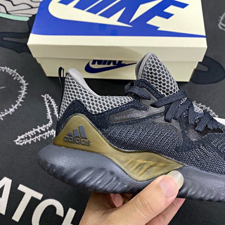 Giày thể thao sneaker AlphaBounce Đen vàng