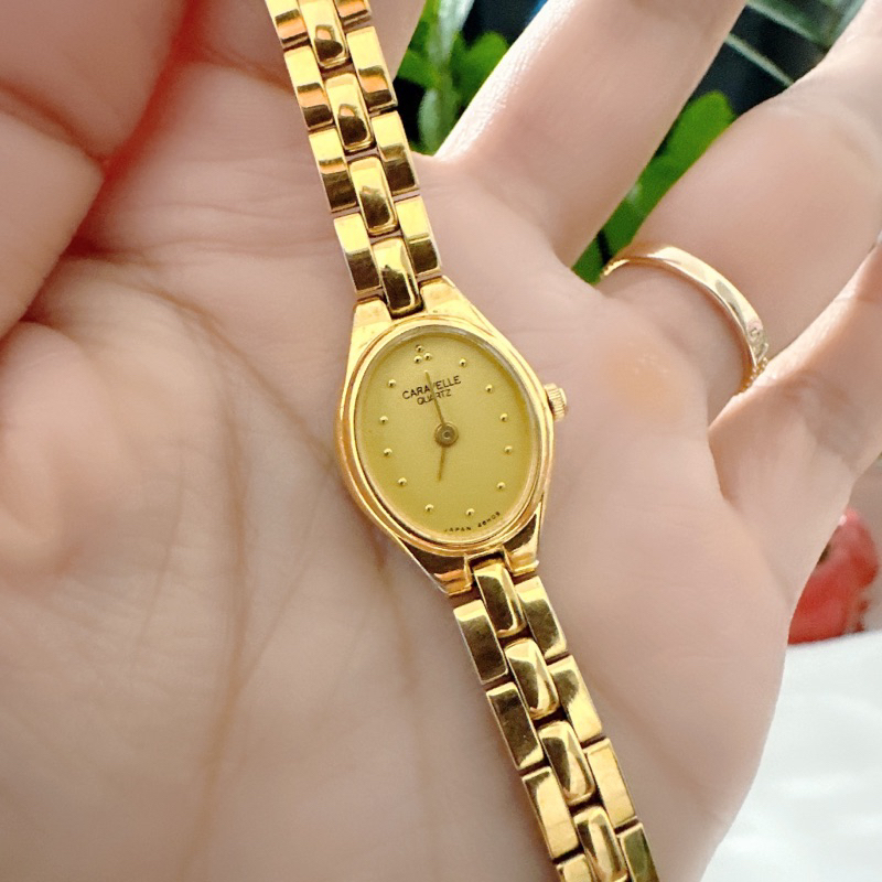 Đồng hồ nữ si nhật dáng lắc tay hiệu Caravelle
