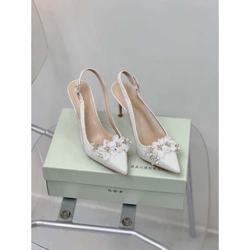 Giày cao gót hoa trắng kim tuyến