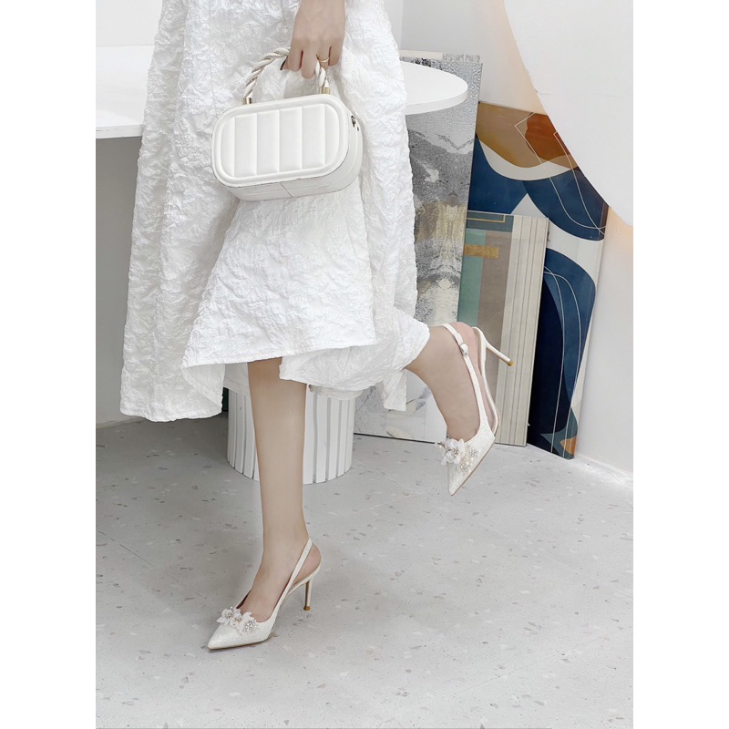 Giày cao gót hoa trắng kim tuyến