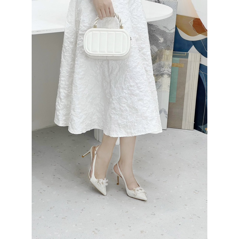 Giày cao gót hoa trắng kim tuyến