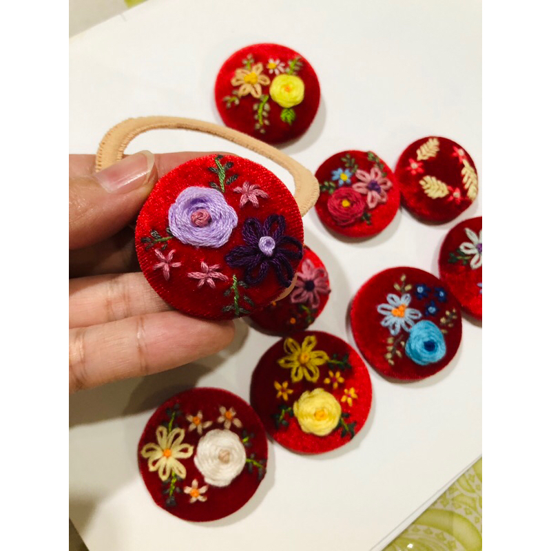 Cột tóc tròn/ cài áo thêu tay chất nhung đỏ