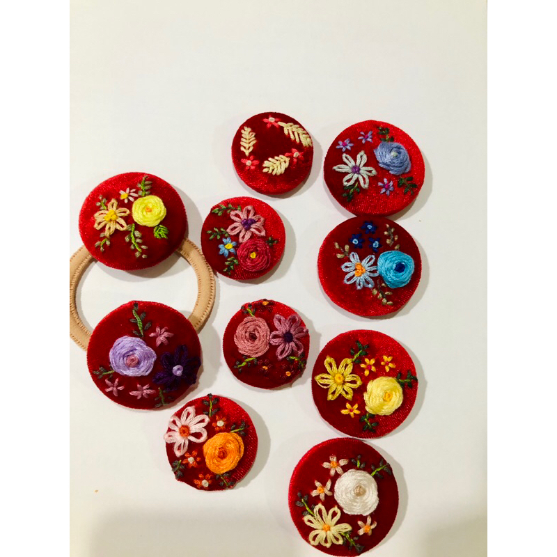 Cột tóc tròn/ cài áo thêu tay chất nhung đỏ