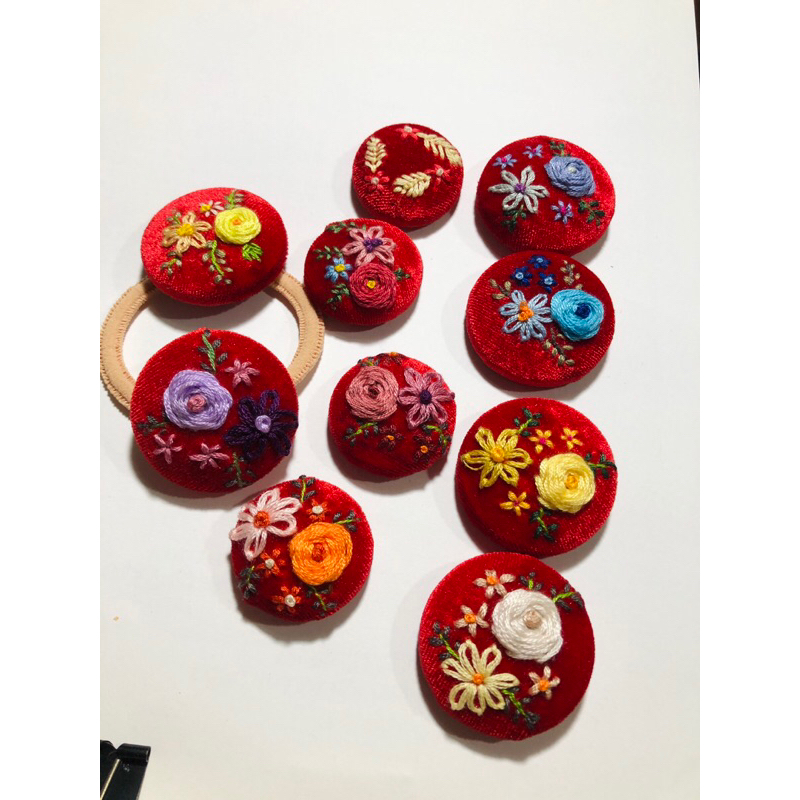 Cột tóc tròn/ cài áo thêu tay chất nhung đỏ