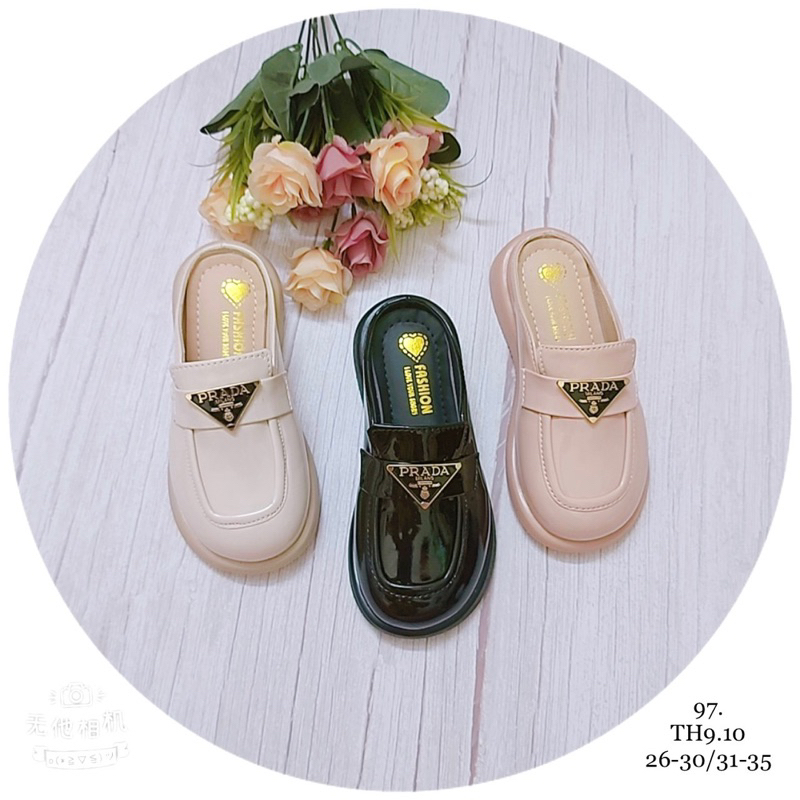 Sục thời trang da bóng tam giác thoáng chân cho bé gái