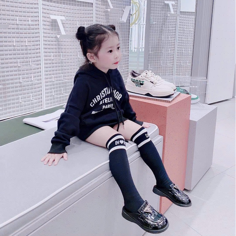 Sục thời trang da bóng tam giác thoáng chân cho bé gái