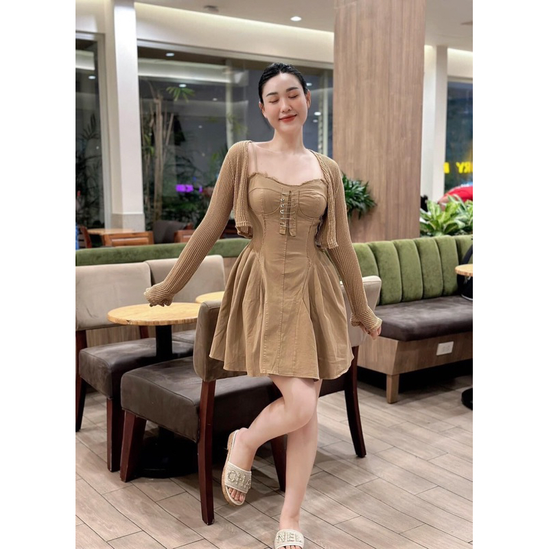 SET ĐẦM 2S NÂU ĐAN DÂY NGỰC KÈM KHOÁC CROP NÂU