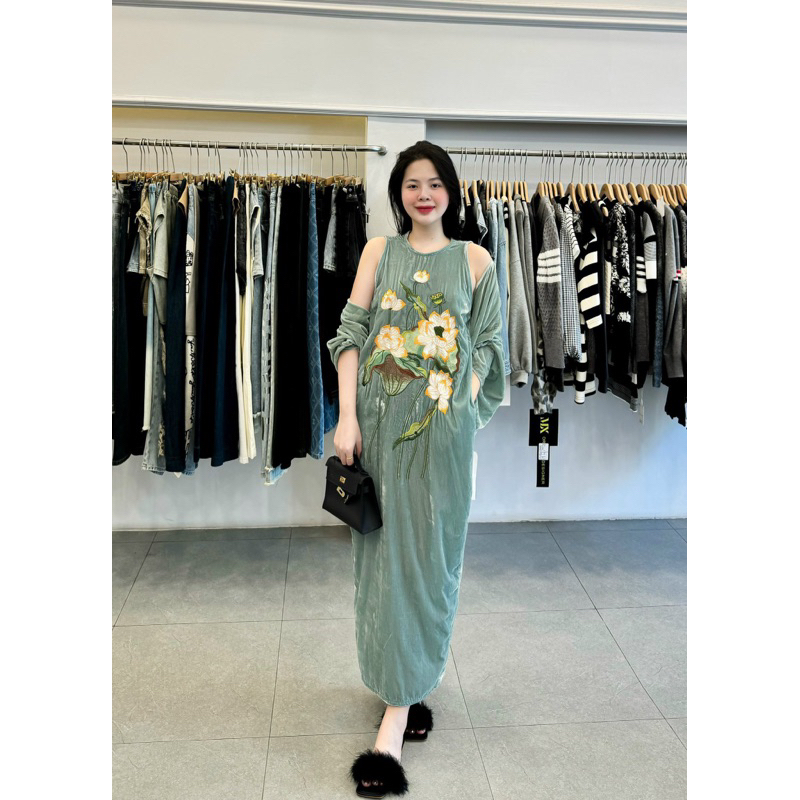 Váy nhung sát nách thêu hoa ngực và choàng nhung the cùng màu