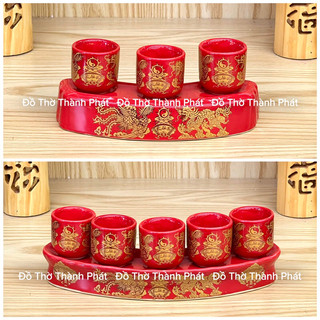 Kỷ 3 chén nước màu đỏ, kỷ 5 chén đỏ thờ cúng