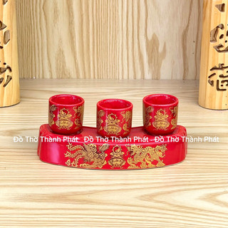 Kỷ 3 chén nước màu đỏ, kỷ 5 chén đỏ thờ cúng