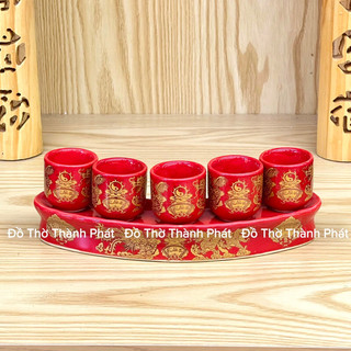 Kỷ 3 chén nước màu đỏ, kỷ 5 chén đỏ thờ cúng