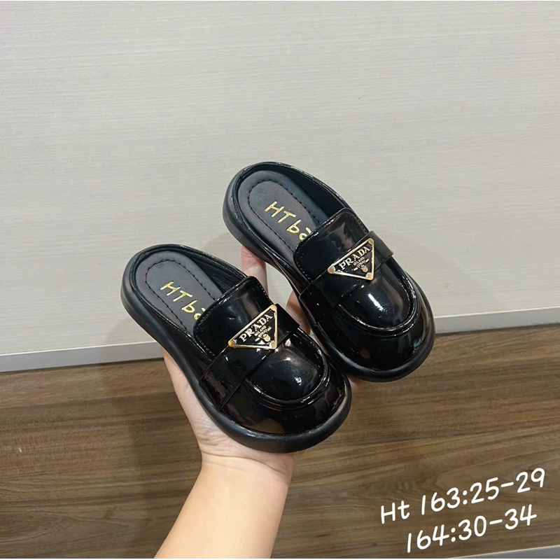 Sục thời trang da bóng tam giác thoáng chân cho bé gái