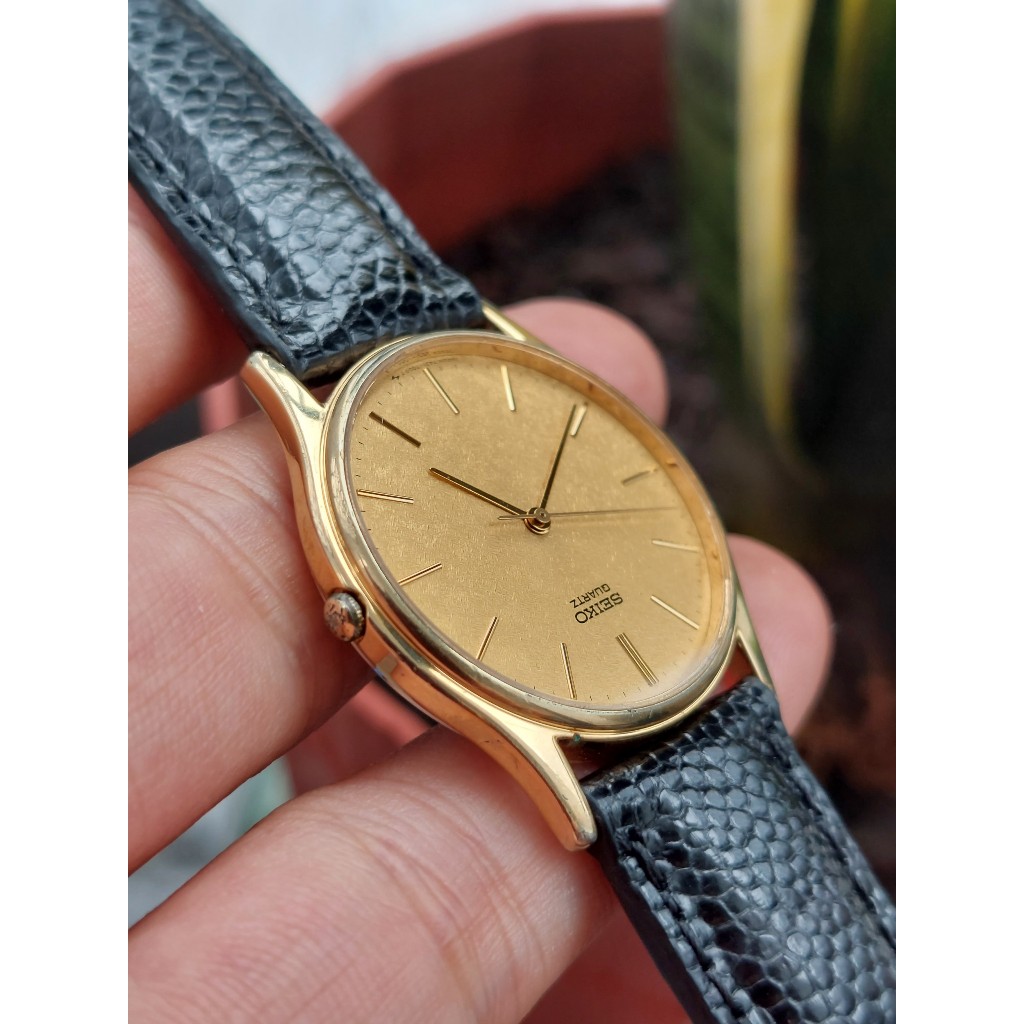 Đồng hồ nam Seiko mặt sớ vàng kính sapphire chạy pin hàng Si