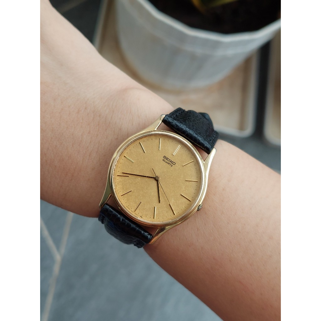 Đồng hồ nam Seiko mặt sớ vàng kính sapphire chạy pin hàng Si