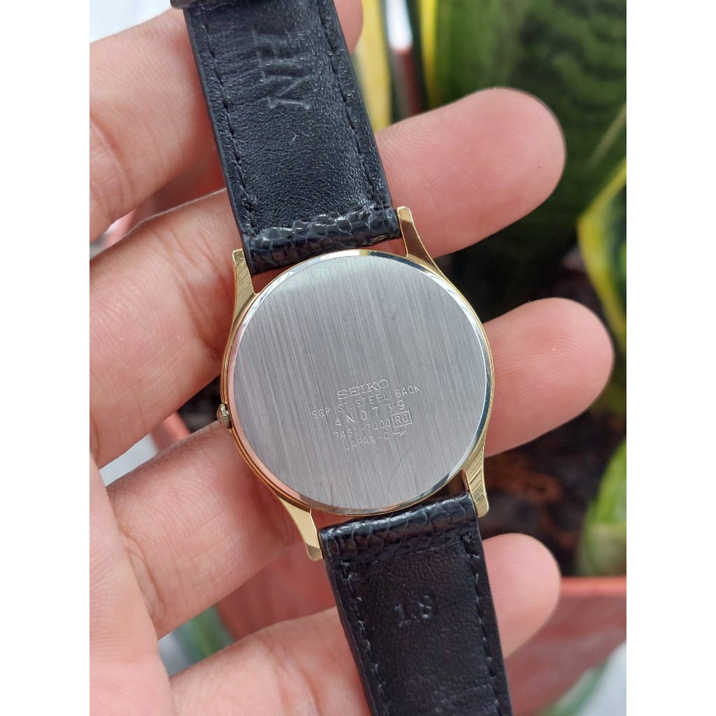 Đồng hồ nam Seiko mặt sớ vàng kính sapphire chạy pin hàng Si