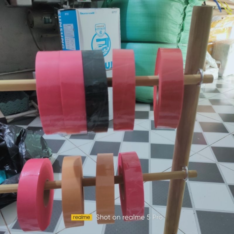 Giá treo cuộn dây duy băng được làm bằng gỗ tự nhiên