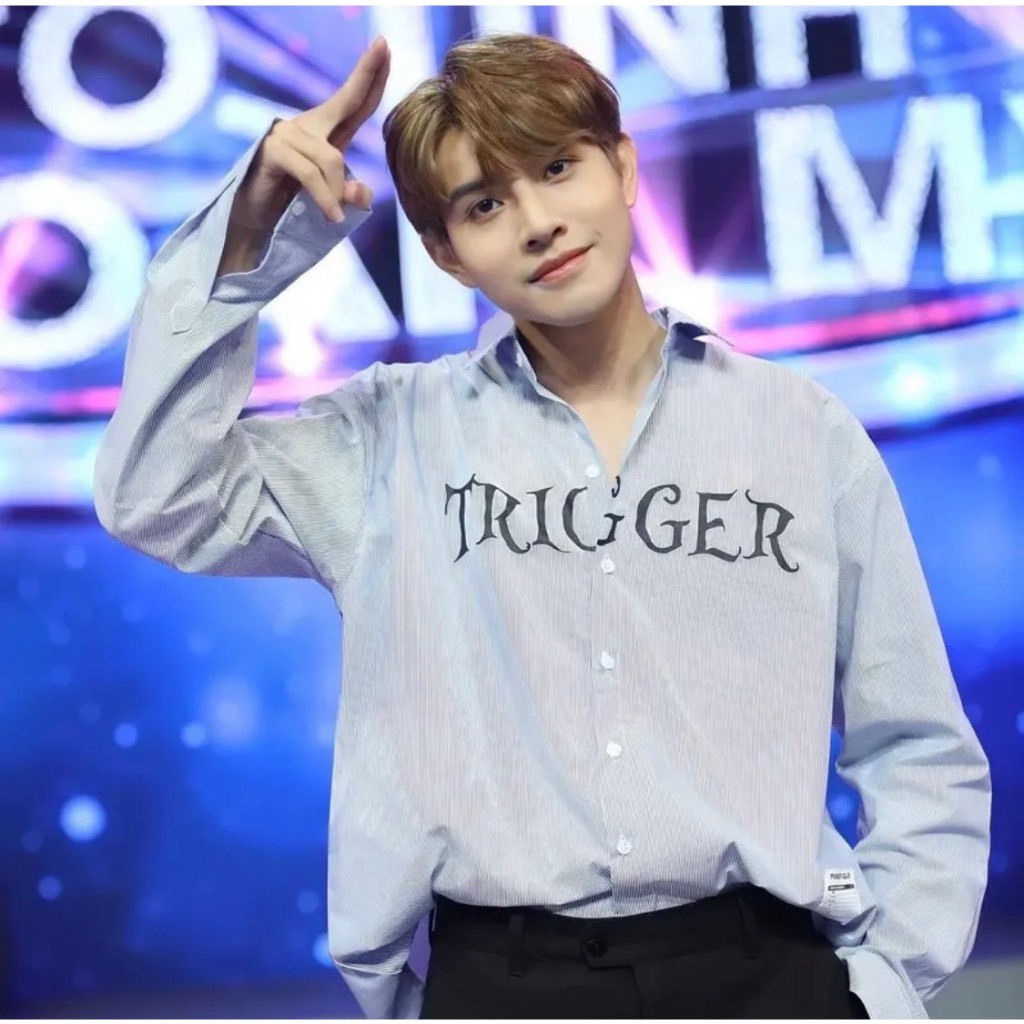 Áo Sơ Mi Xanh Siêu Hot 2023 Thêu Họa Tiết Chữ TRIGGER Cực Đẹp