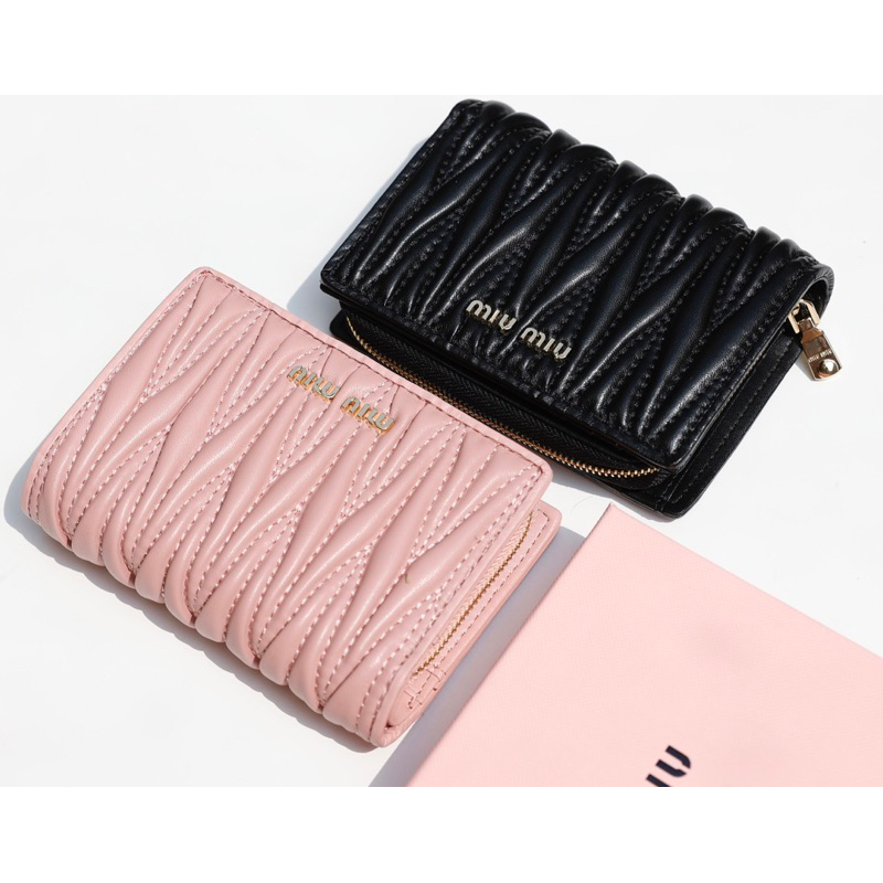 Ví Miumiu Khoá Gập Đen Hồng  -  By Anh Dinh Phuong