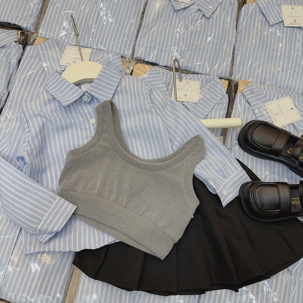 Set váy sơ mi xanh mix áo gile xám bé gái