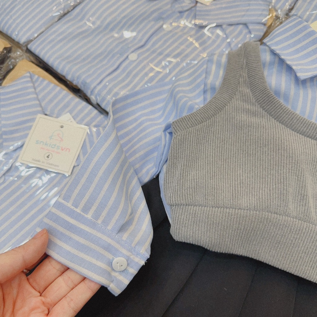 Set váy sơ mi xanh mix áo gile xám bé gái