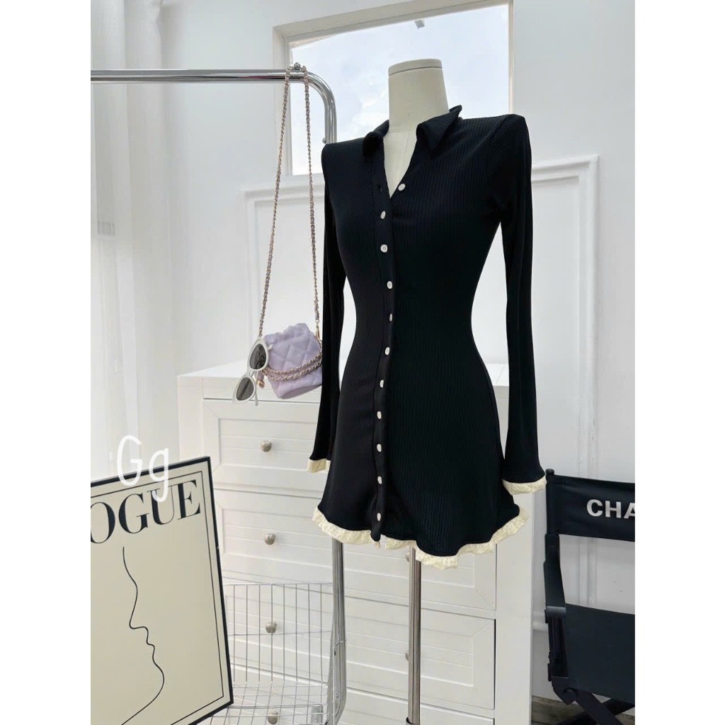 Đầm váy nữ body dài tay kết cổ sơ mi phối viền bèo đính nút xinh xắn với tone màu đen basic tôn da, tôn dáng