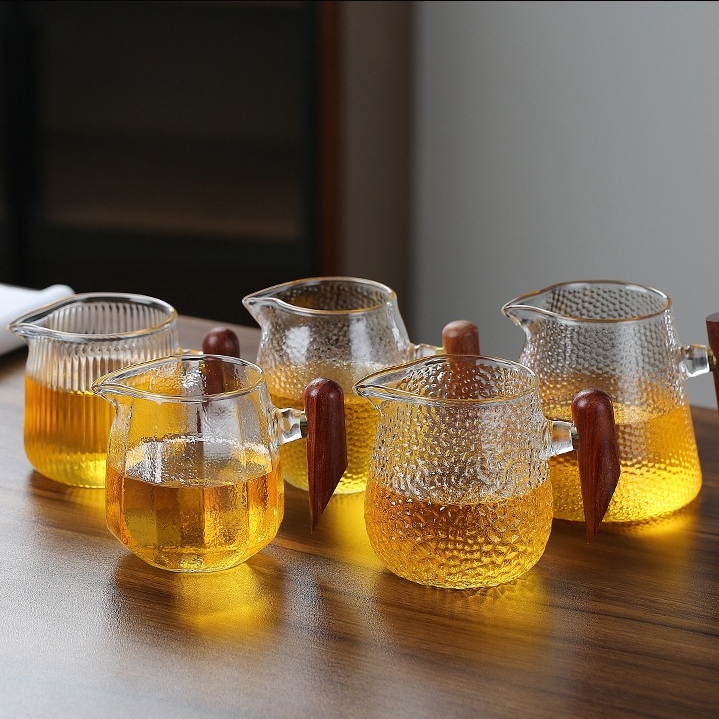 Tống chuyên trà thủy tinh Borosilicate chịu nhiệt cao cấp hạt sần cán gỗ AX368