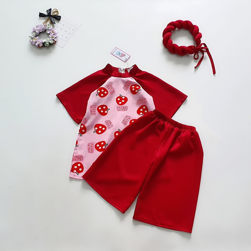 Áo Dài Cách Tân Đỏ Hoa Nhí Kèm Mấn Xinh Cho Bé Gái