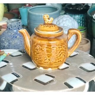 ấm trà nâu tách nhỏ
