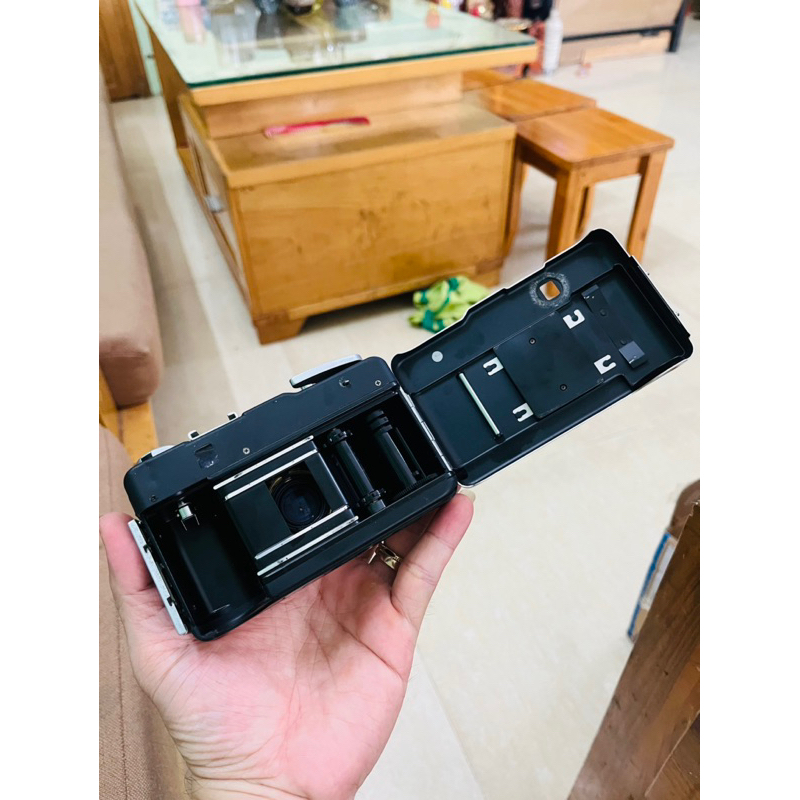 Máy film Canon Demi EE17 lens canon 30mm f1.7 máy half frame cuộn 36 tấm chụp được 72 tấm