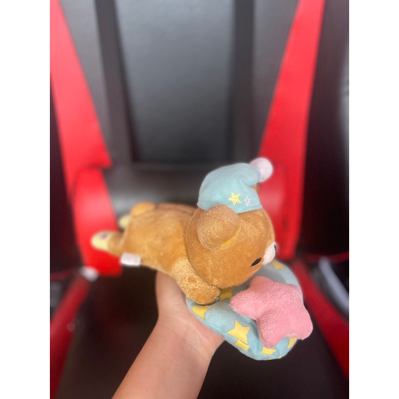 Gấu Bông Rilakkuma nằm ngủ mắt hí